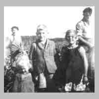 070-0031 Bei der Ruebenernte in Kawernicken. Mutter Herta Hinz, die Kinder Gisela, Reinhold und Waltraud und der Belgier George aus Luettich.jpg